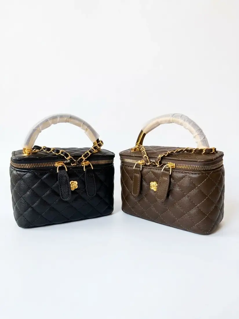 Dos carteras acolchadas, una negra y otra marrón, con asa superior, cremallera y cadena en tono dorado; se venden por separado.